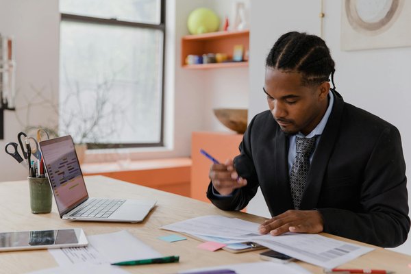 Mastering uk corporate responsibilities: a comprehensive guide to complying with the modern slavery act 2015 and crafting your anti-slavery and human trafficking statement